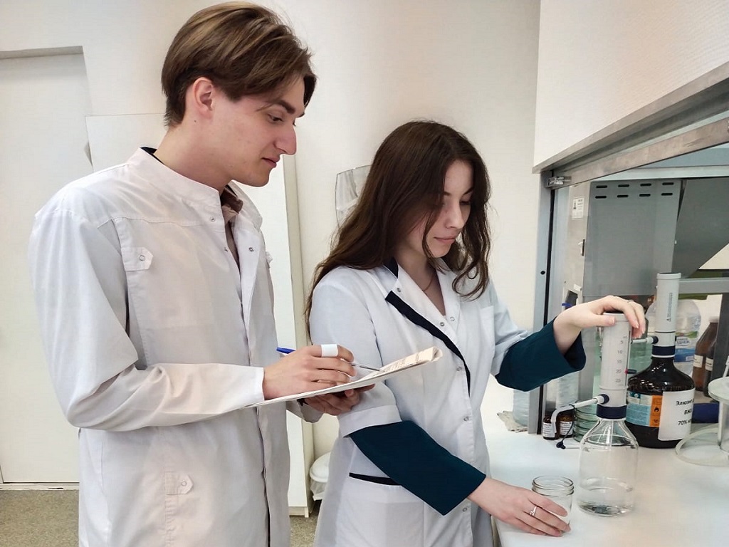 Студенты, обучающиеся по специальности "Ветеринария", прошли практику в лаборатории биохимического анализа  ФНЦ «ВНИТИП» РАН