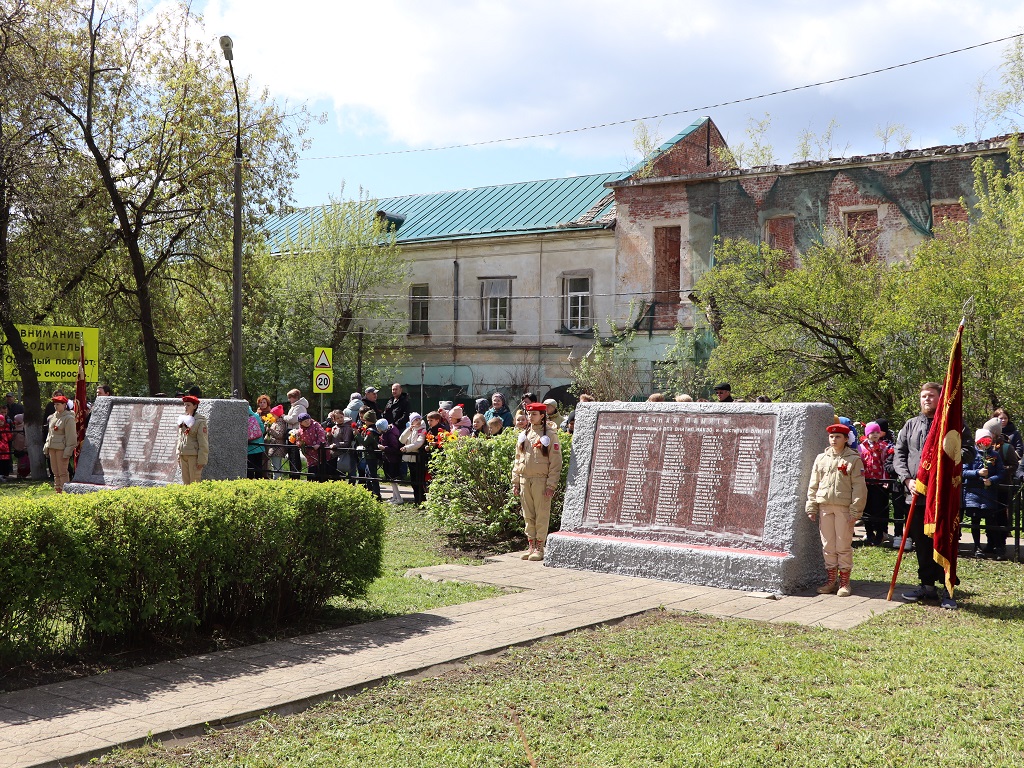 Сотрудники ФНЦ «ВНИТИП» возложили венки к памятнику погибшим войнам